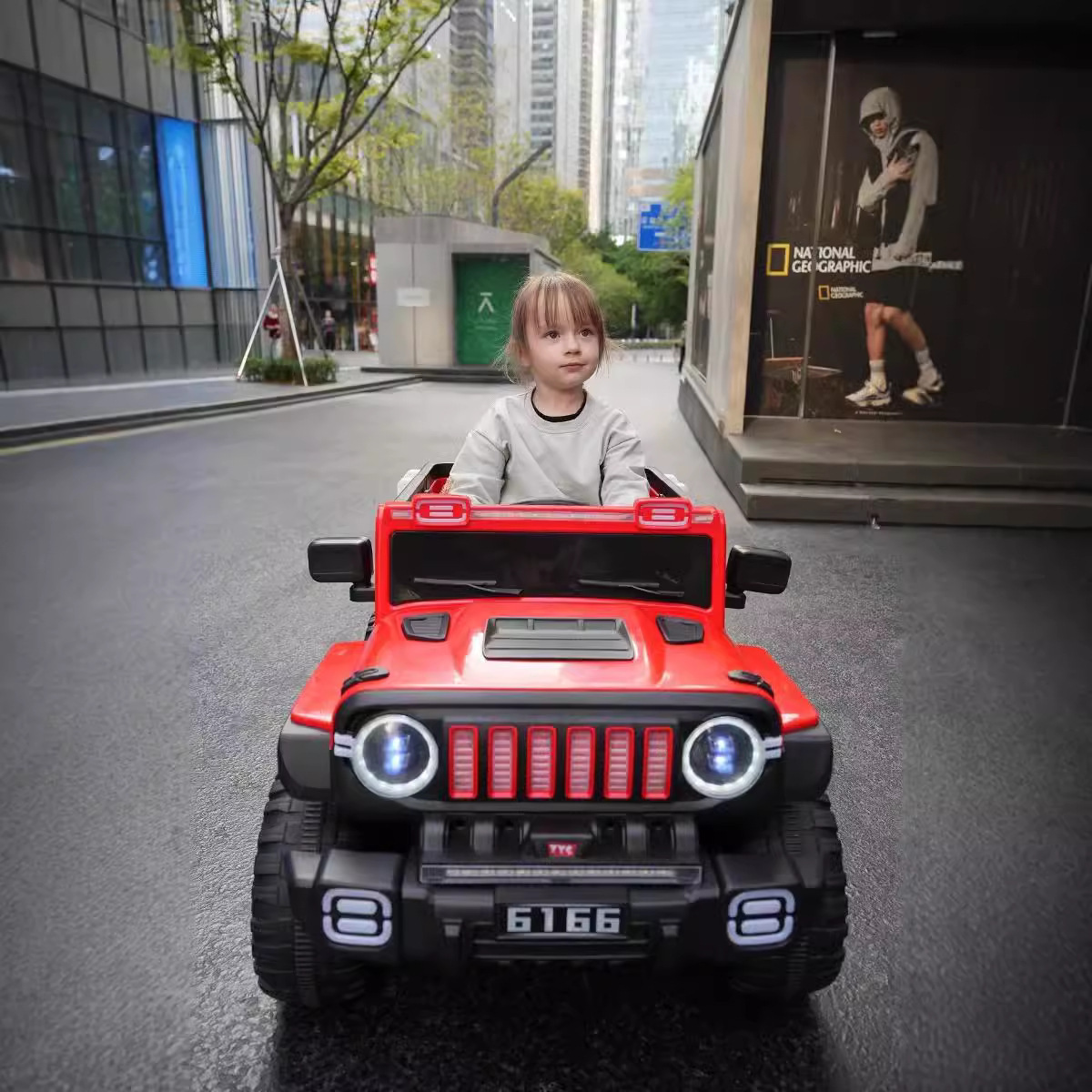 Jeep eléctrico todoterreno de cuatro ruedas para niños, coche recargable para niños y mujeres, coche de juguete de batería de control remoto, 4WD image 4