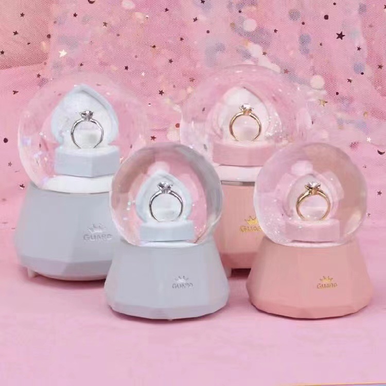 Fábrica directa de una gran cantidad de caja de música luminosa bola de cristal flotante automática nieve regalos de día de San Valentín adornos