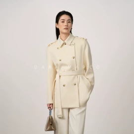 女式毛呢外套;休闲裤;女式衬衫