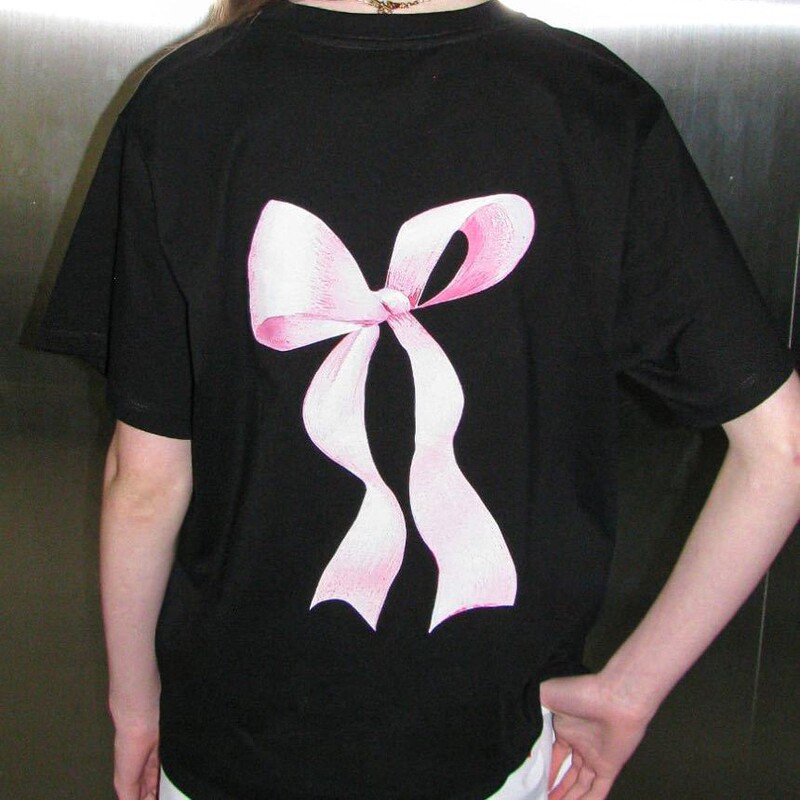 In Stock for Summer 25 Years, Co-Branded Korean Purchasing Agent, Loose Short-Sleeved T-Shirt for Women with Oversized Bow Print on the Back