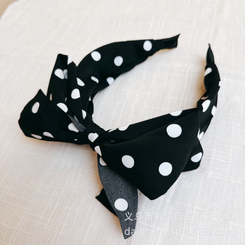 검은색 물방울 무늬