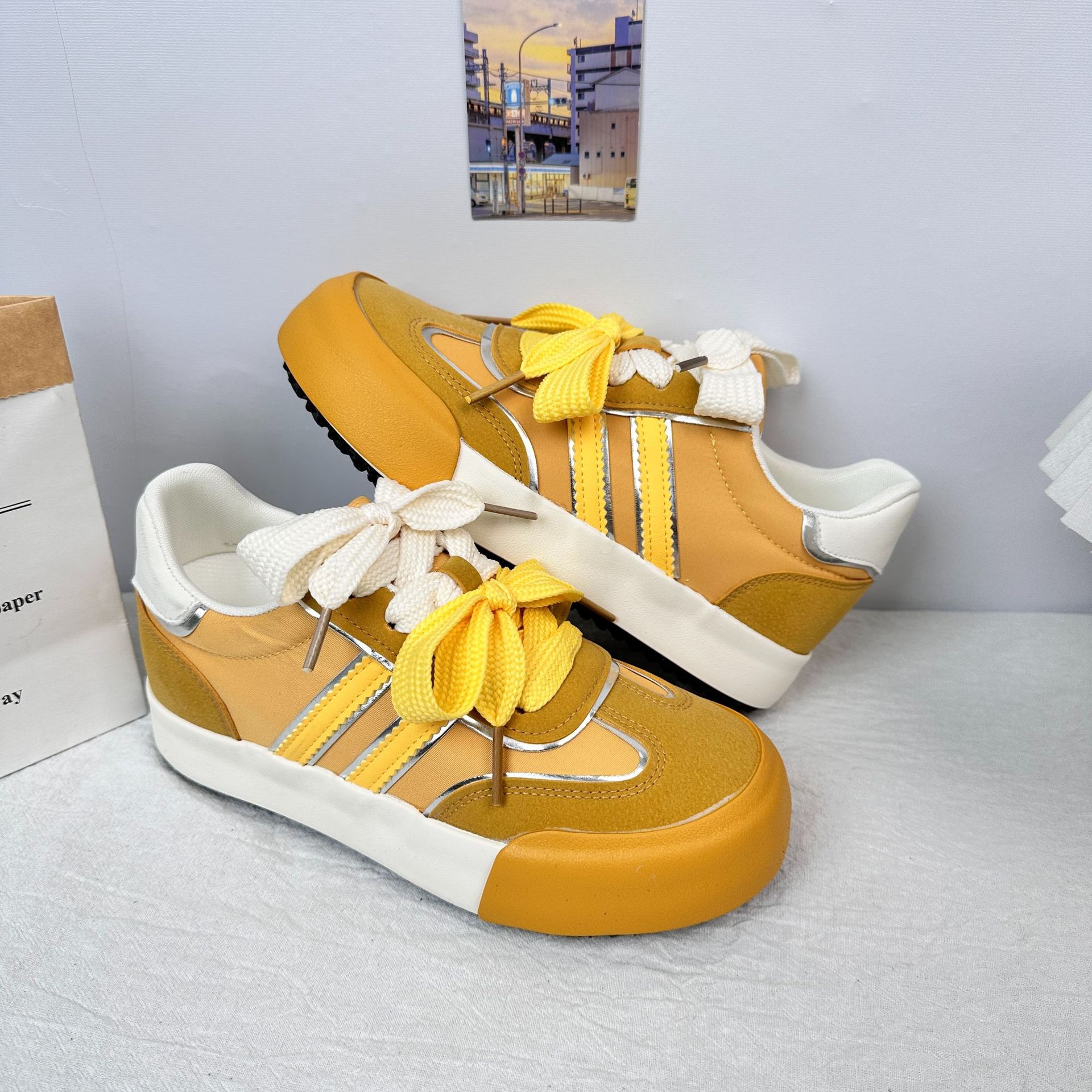 6642 estilo coreano estilo caliente zapatos de entrenamiento alemán nuevos zapatos de mujer 2025 primavera y otoño zapatos de punta redonda de todo fósforo plantillas de látex zapatos blancos