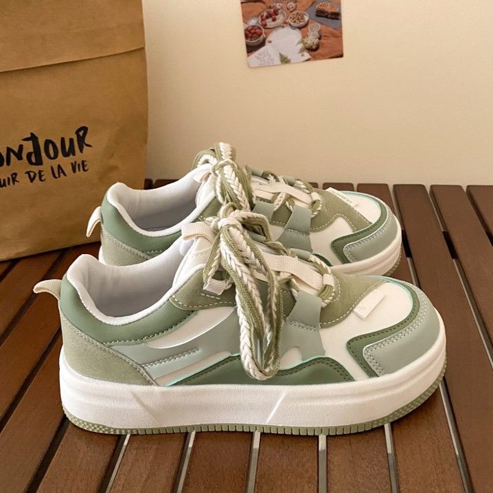 Pequeños zapatos blancos para mujeres 2024 primavera y otoño nueva moda universal zapatos de padre para mujeres de suela gruesa nicho zapatos de skate para mujeres