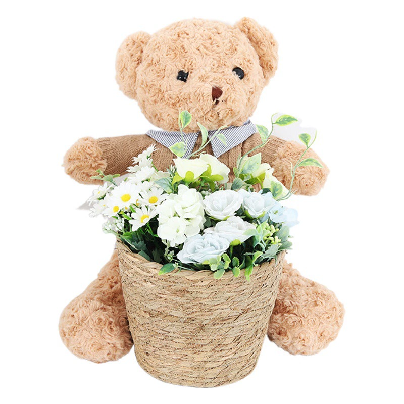 Чистый красный каштановый плюшевый медведь обнимает корзину цветочный магазин