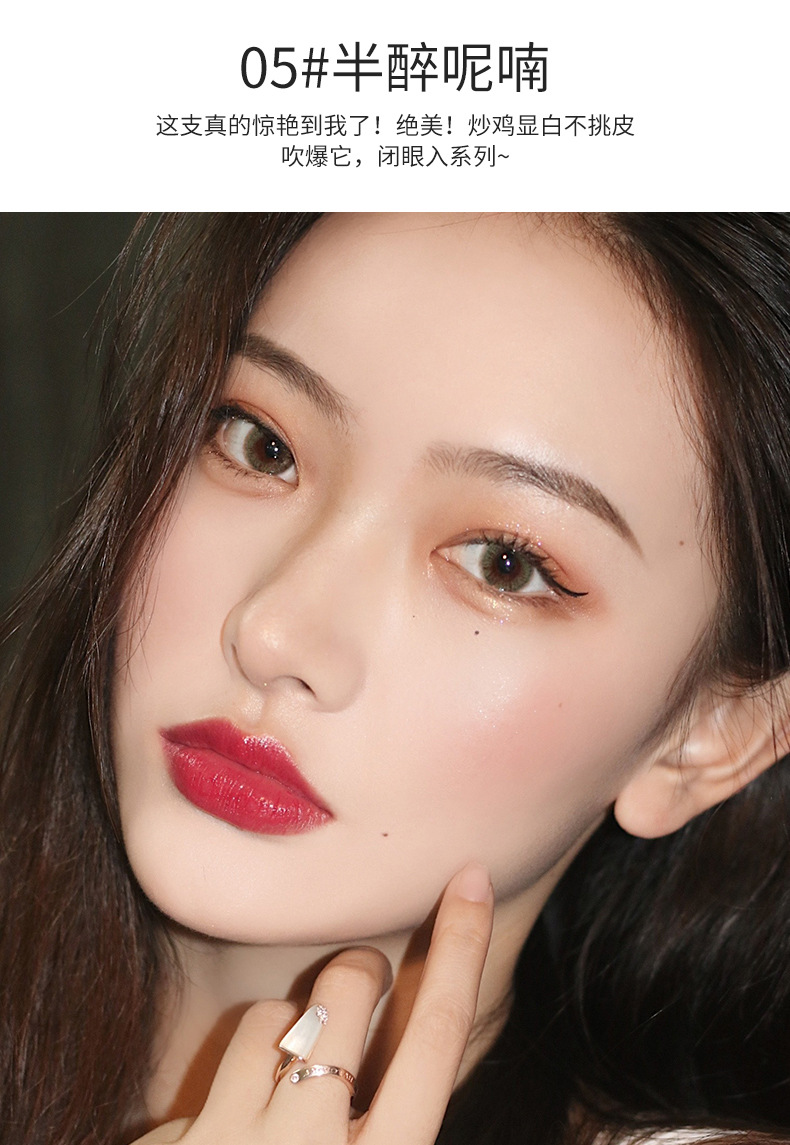 PCU Inner Drama Mirror Water Gloss Lip Gloss forms a long-lasting film without fading, providing a moist feel. It's a popular lip gloss undefined