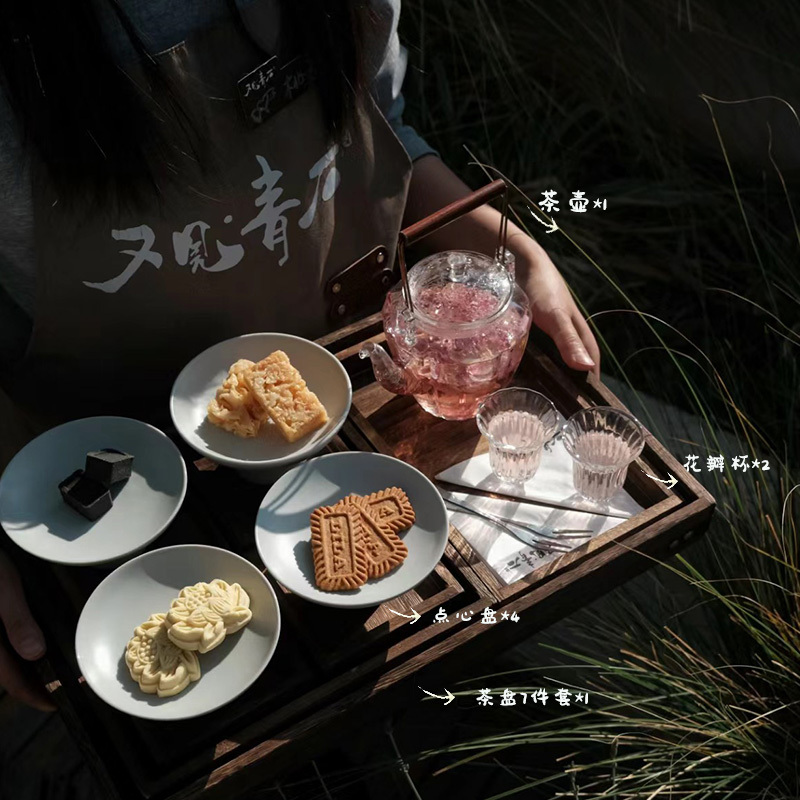 グラスのカンフーティーカップの花びらの桜の杯のお茶のお茶の杯の耐熱ガラスの茶器の午後のお茶の桐の木のお茶の皿のセット|undefined