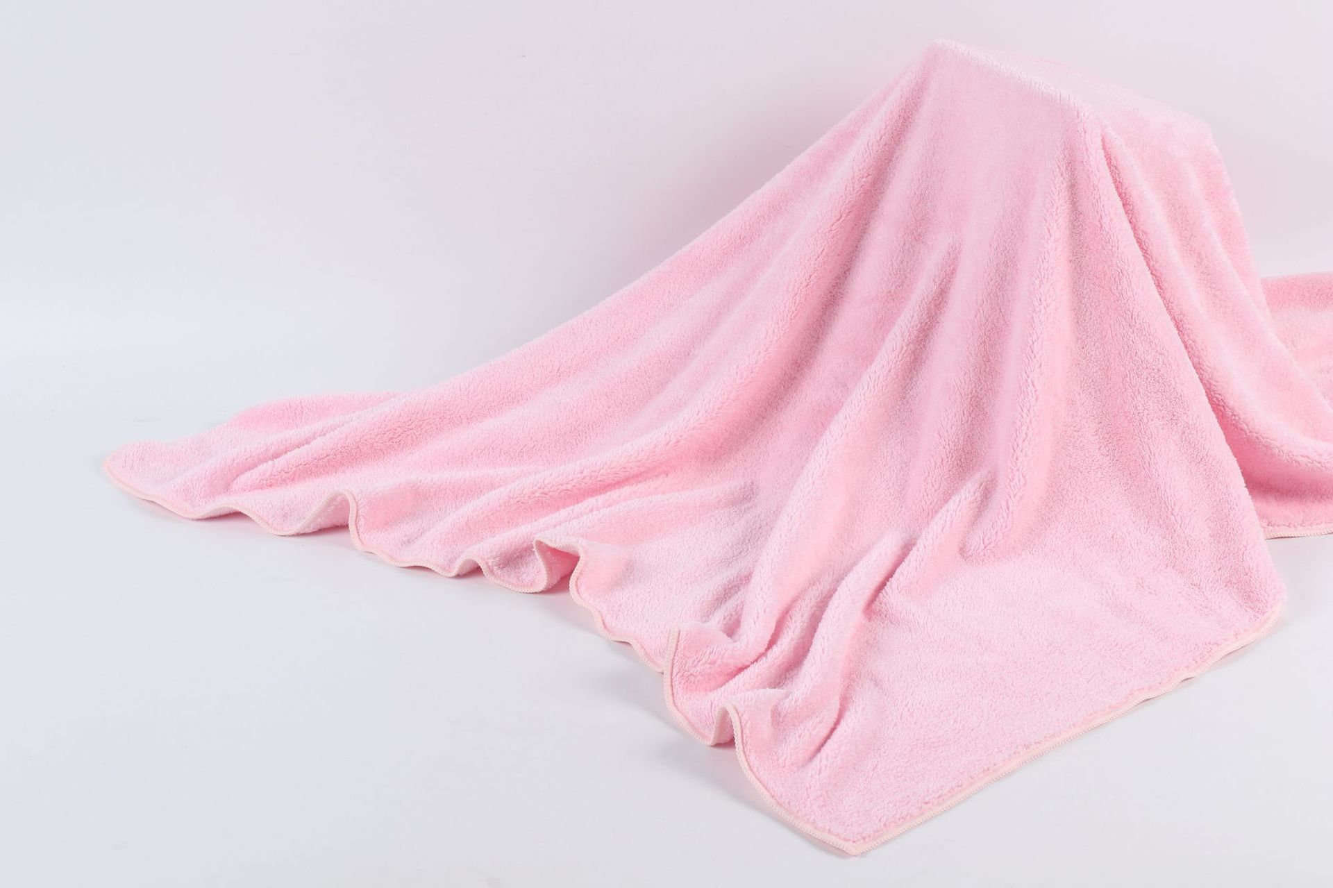 Toalla de baño de lana de coral de alta densidad personalizada de fábrica para aumentar el grosor, fuerte absorción de agua, sin pérdida de cabello, toalla de baño de color sólido al por mayor