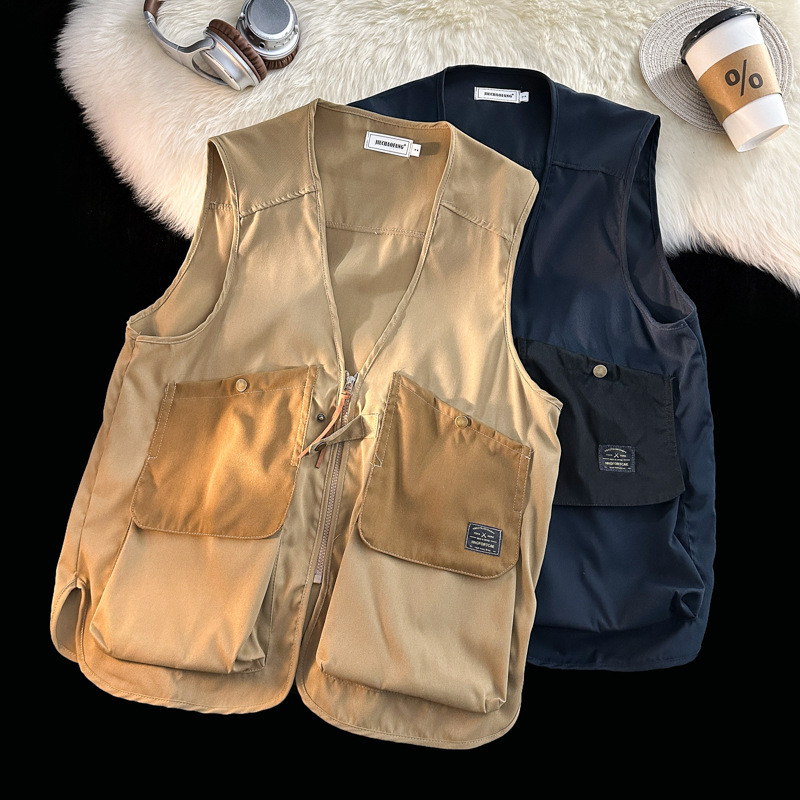 Japanese-style trendy multi-pocket cargo V-neck vest, unisex street style boyfriend sports vest, loose-fitting sleeveless jacket.