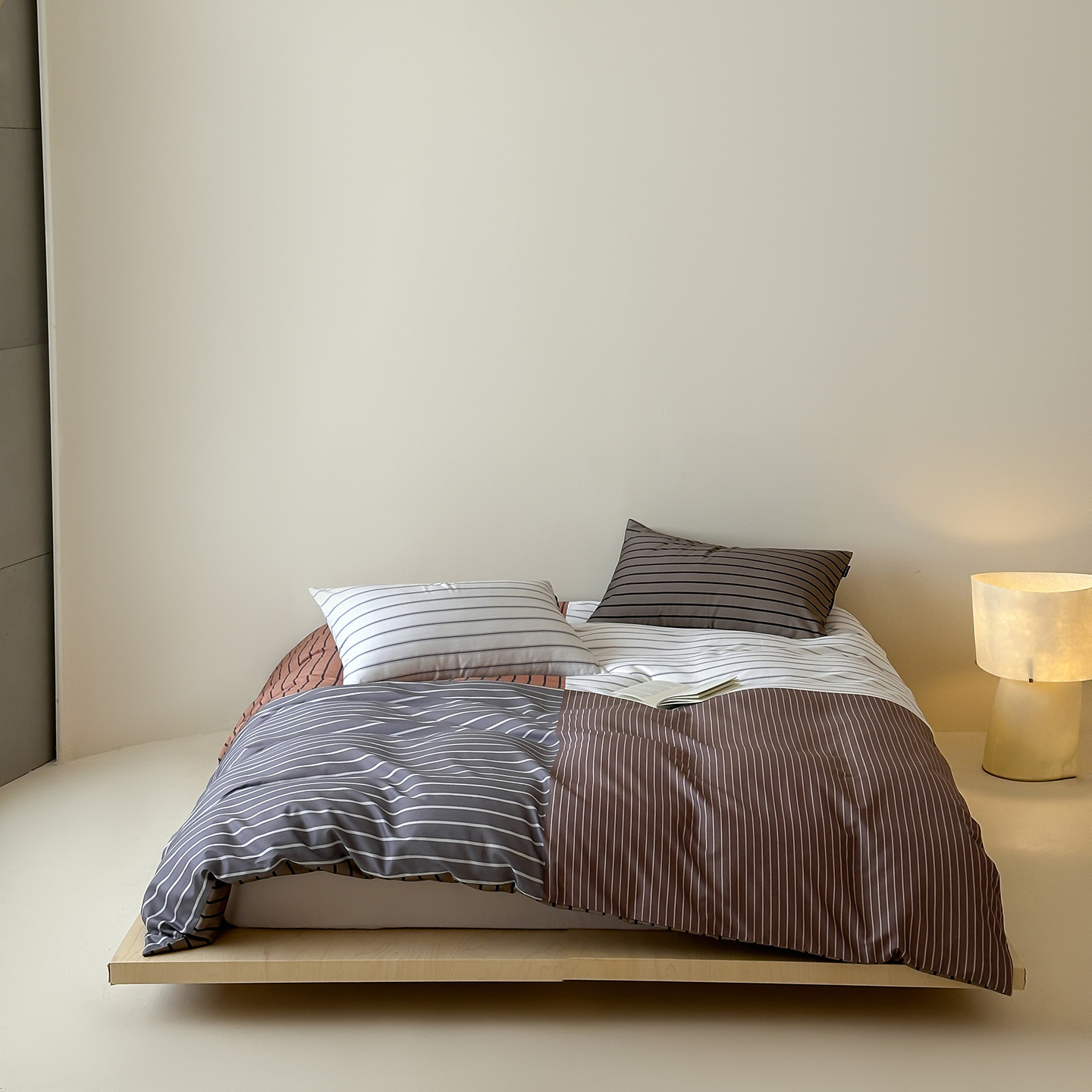Ensemble de literie quatre pièces nordique minimaliste français rétro à rayures nordiques rétro, 100 fils/cm², en pur coton brossé chaud, drap-housse et couette simples et épais._voghion.com