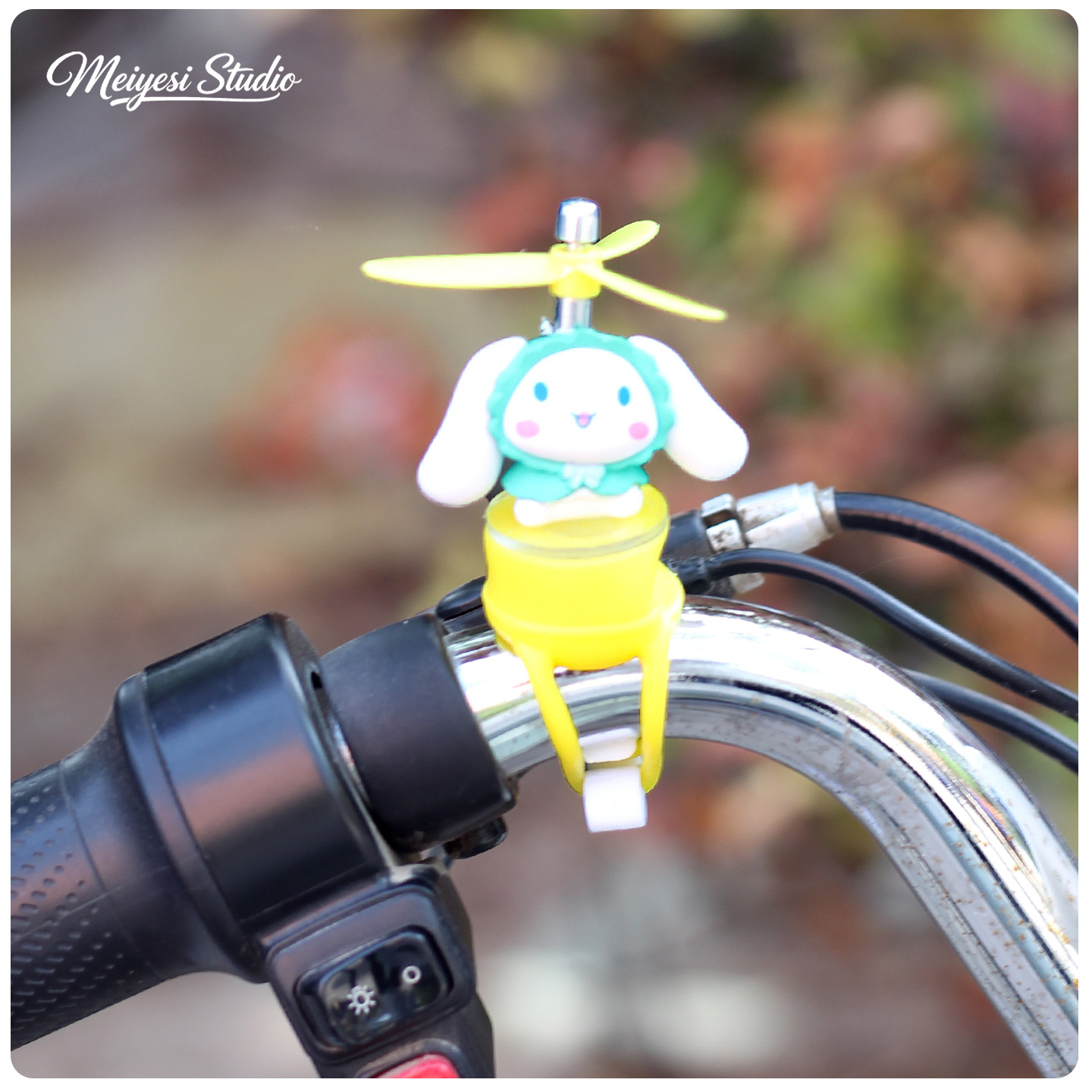 Cute molino de viento bicicleta coche de batería decoración accesorios para automóviles eléctricos muñecas de motocicleta muñecas decoración colgante