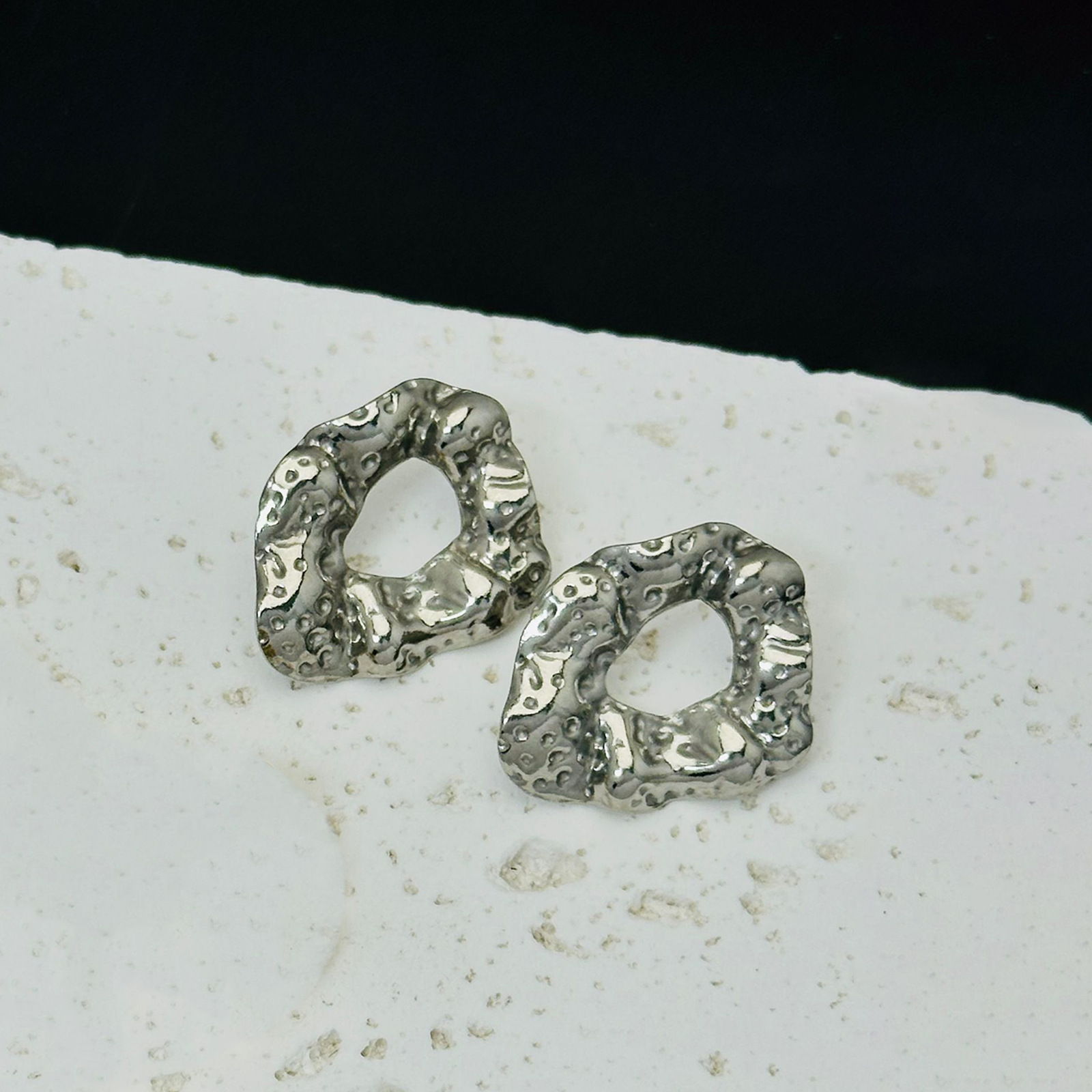 Pendientes de acero inoxidable a rayas cuadradas de tendencia de alta gama transfronteriza europea y americana Pendientes de 18K de lujo ligero para mujer al por mayor