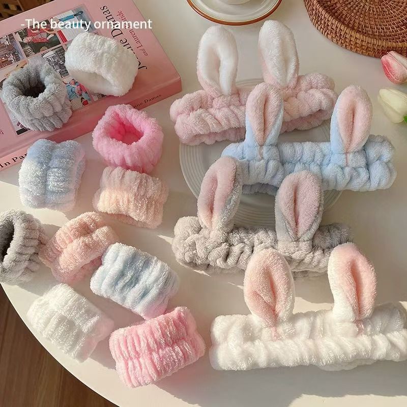かわいいぬいぐるみのウサギの耳の顔を洗って髪を束ねます。手首に防湿袖の神器をつけます。|undefined