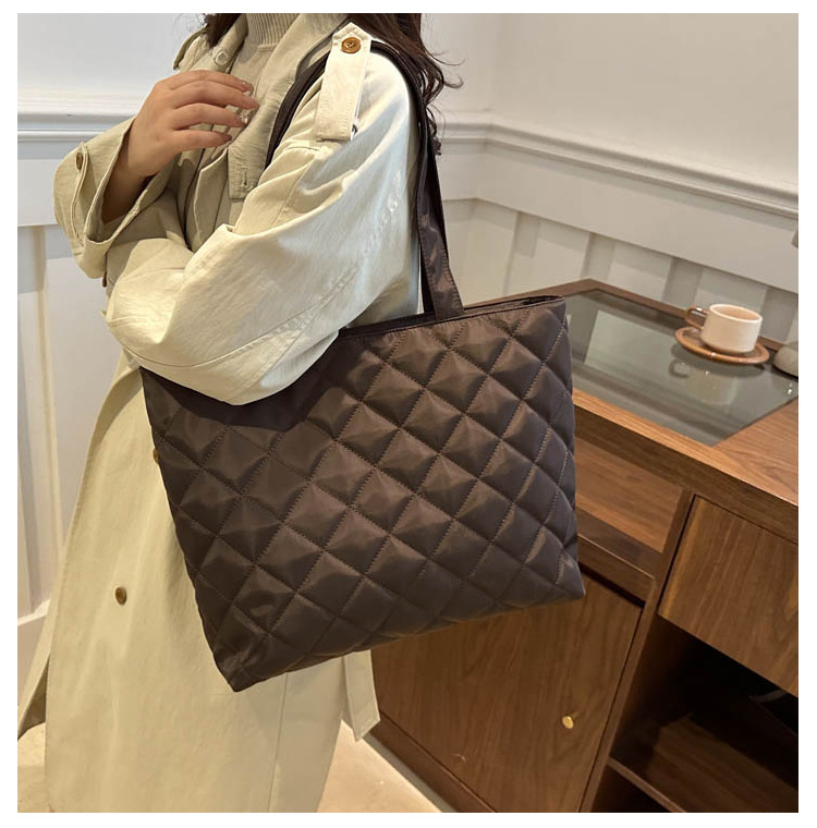 A new large-capacity diamond-shaped commuter handbag and fashionable single-shoulder tote bag for women in the niche cotton-padded jacket bag for autumn and winter 2024 undefined