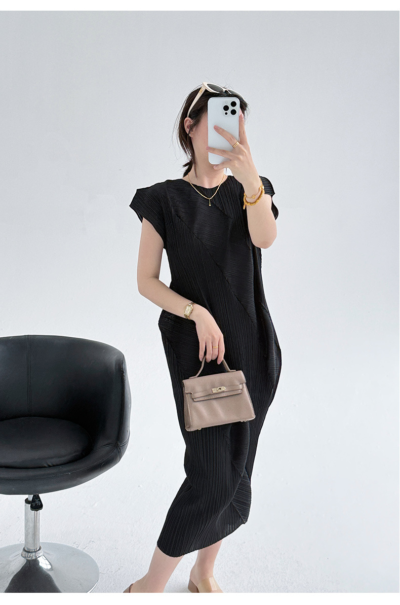 Đầm maxi nữ tay ngắn thiết kế xếp ly Issey Miyake ôm eo — màu đen chi tiết 9