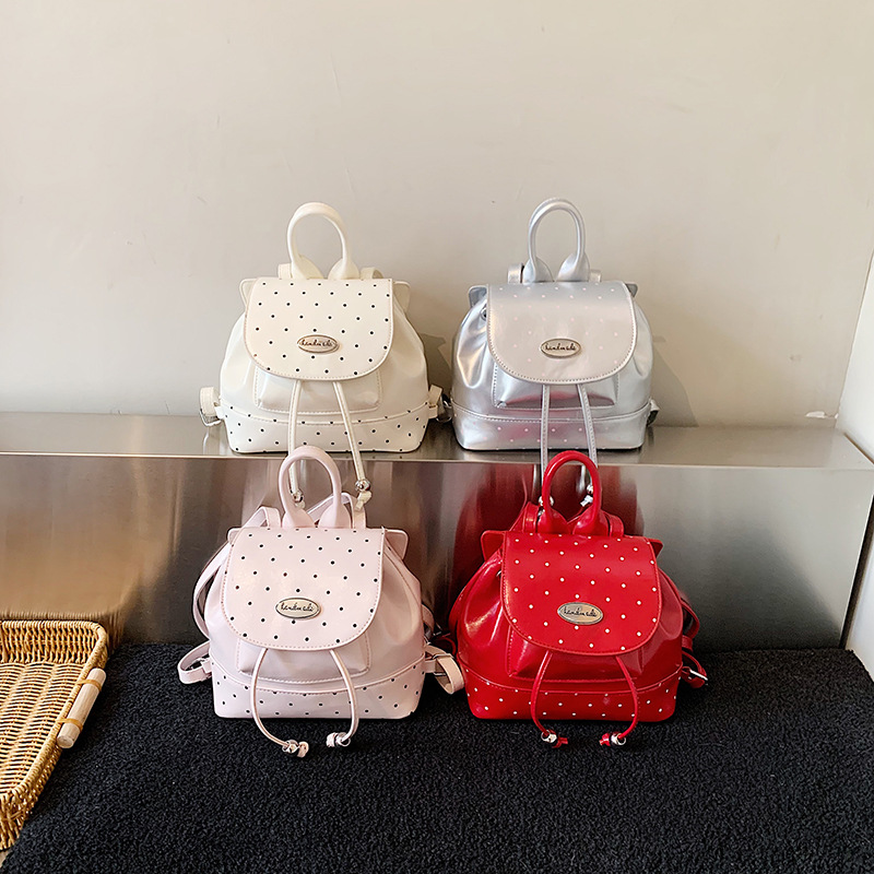 2026 nueva mochila infantil de moda coreana pequeña mochila de viento fragrante punto de onda de aire extranjero para niños y niñas mochila de cuerda de la moda