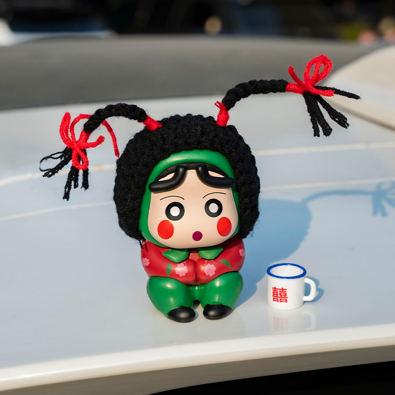 Decoración de coche Cuihua Village Flower Crayon Shin-chan Creativo Coche con decoración de celebridades de Internet Coche eléctrico Muñeca divertida Cola