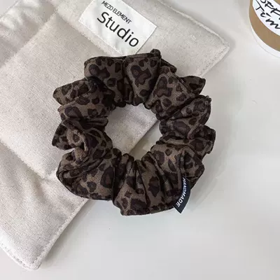 Saç üçün rezinlər Suede Leopard Print Scrunchie with - leopard-print-suede-scrunchie