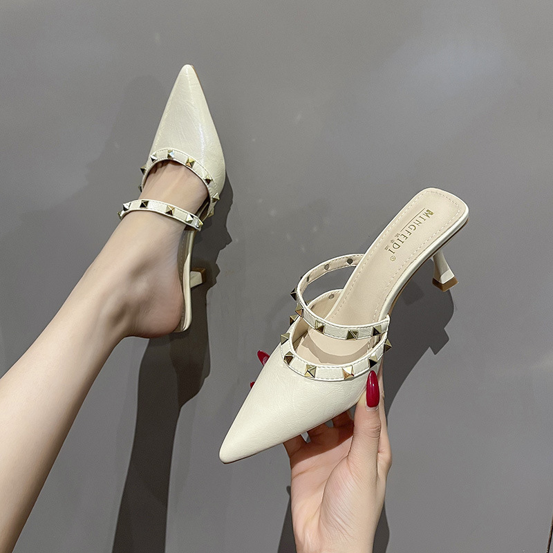 Baotou medio zapatillas 2026 nuevo tipo de verano con remaches de tacón delgado zapatillas de tacón alto para mujeres con punta universal
