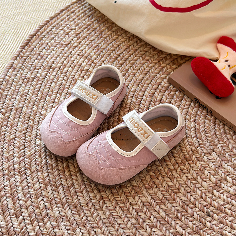 Ins zapatos de entrenamiento de boca superficial de otoño 2026 nuevo estilo coreano de zapatos deportivos casuales para niñas con suela suave, zapatos Mary Jane Gump