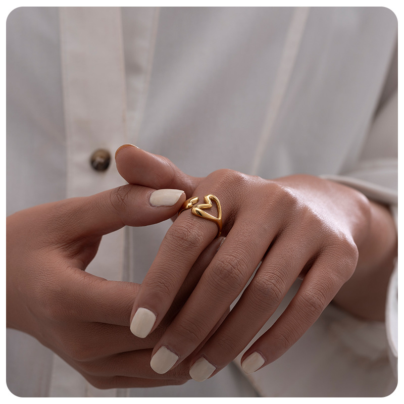 Tina transfronteriza simple nicho hueco amor de acero inoxidable abierto anillo de moda femenina en anillo de acero de titanio