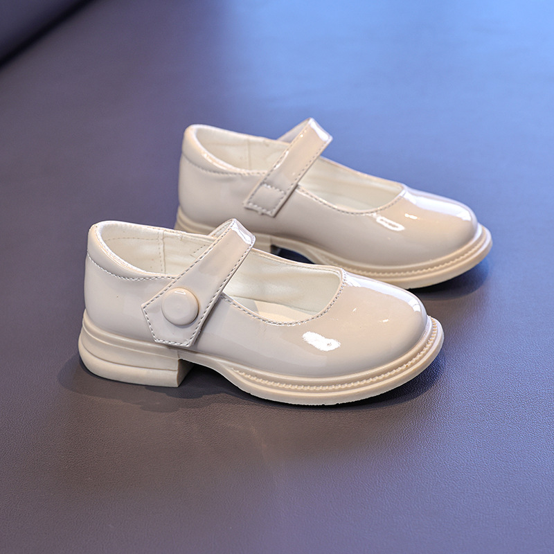 Zapatos de princesa de niñas 2026 nueva moda versátil con suela suave zapatos de cuero pequeños zapatos de rendimiento cómodos para niños grandes