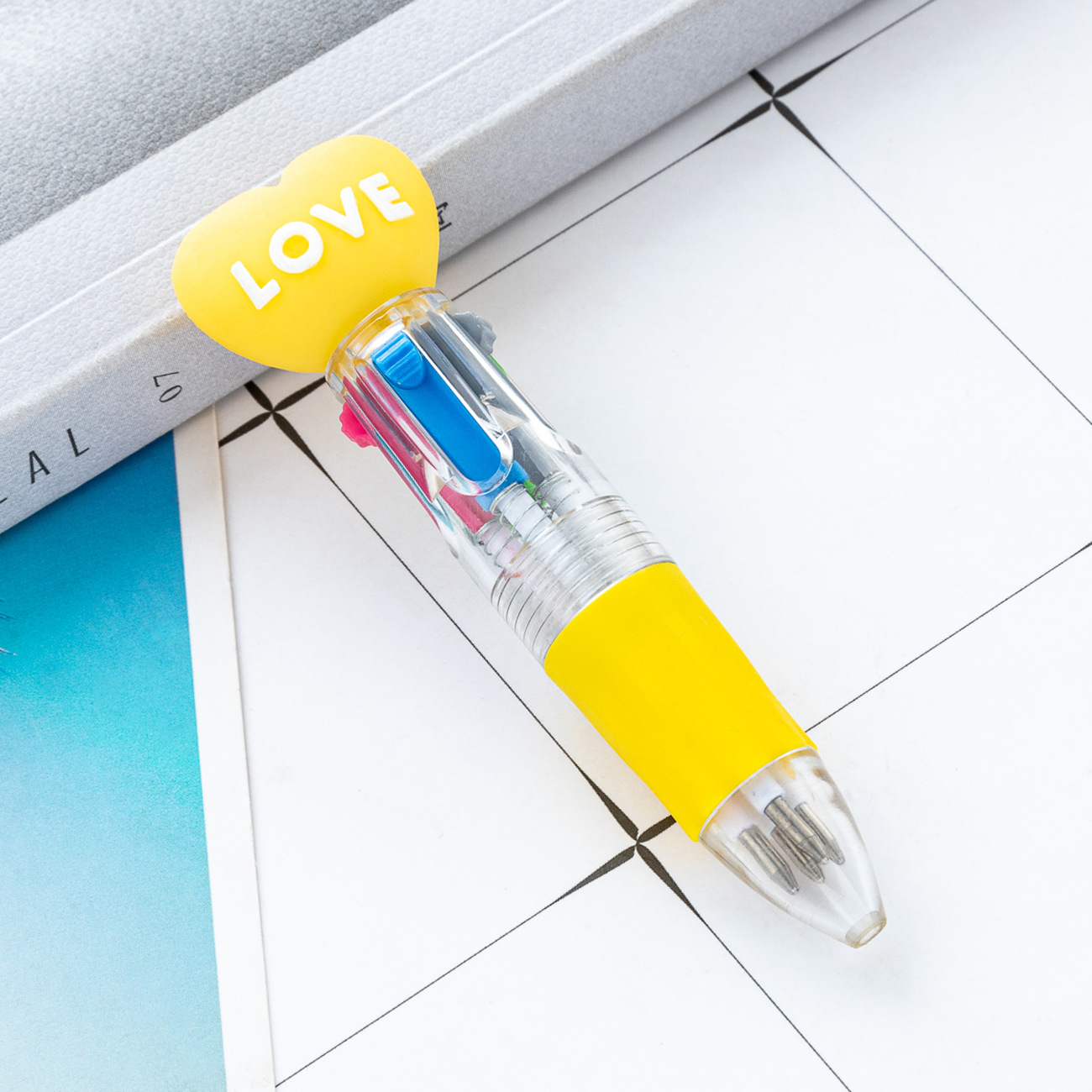 Mini bolígrafo de plástico de cuatro colores dibujos animados amor bolígrafo de marca clave bolígrafo estudiantes cuatro en uno bolígrafo de contabilidad manual