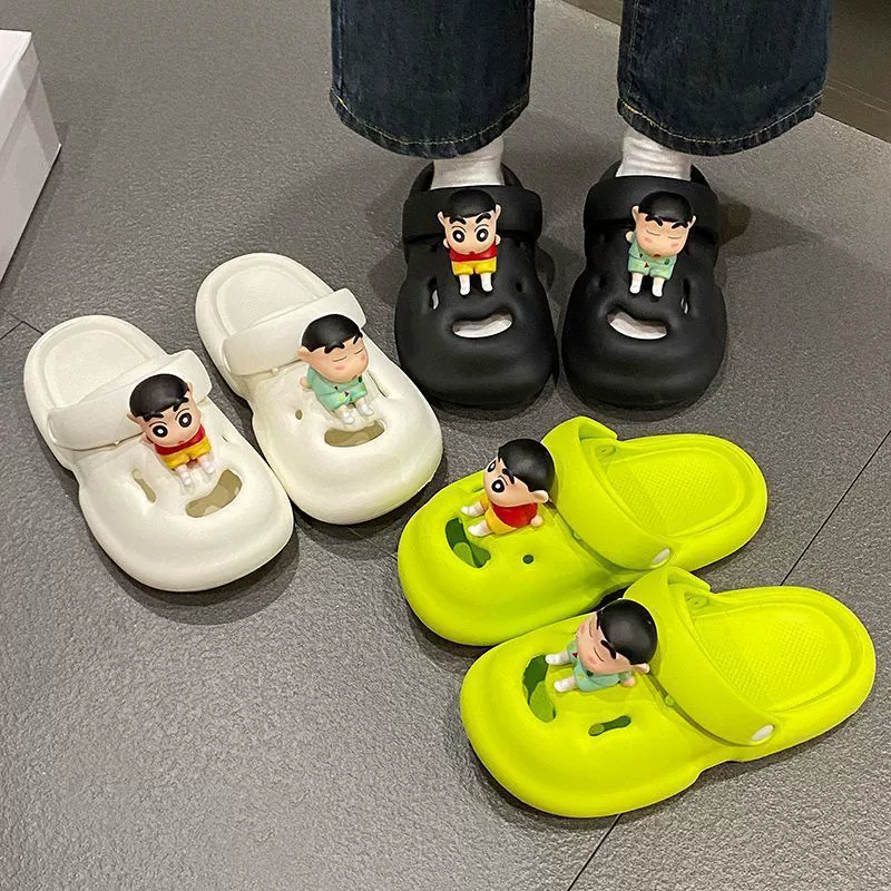 Модные женские сабо 2025, новые уличные легкие летние тапочки с закрытым носком и нескользящей толстой подошвой с героями мультфильмов Crayon Shin-chan