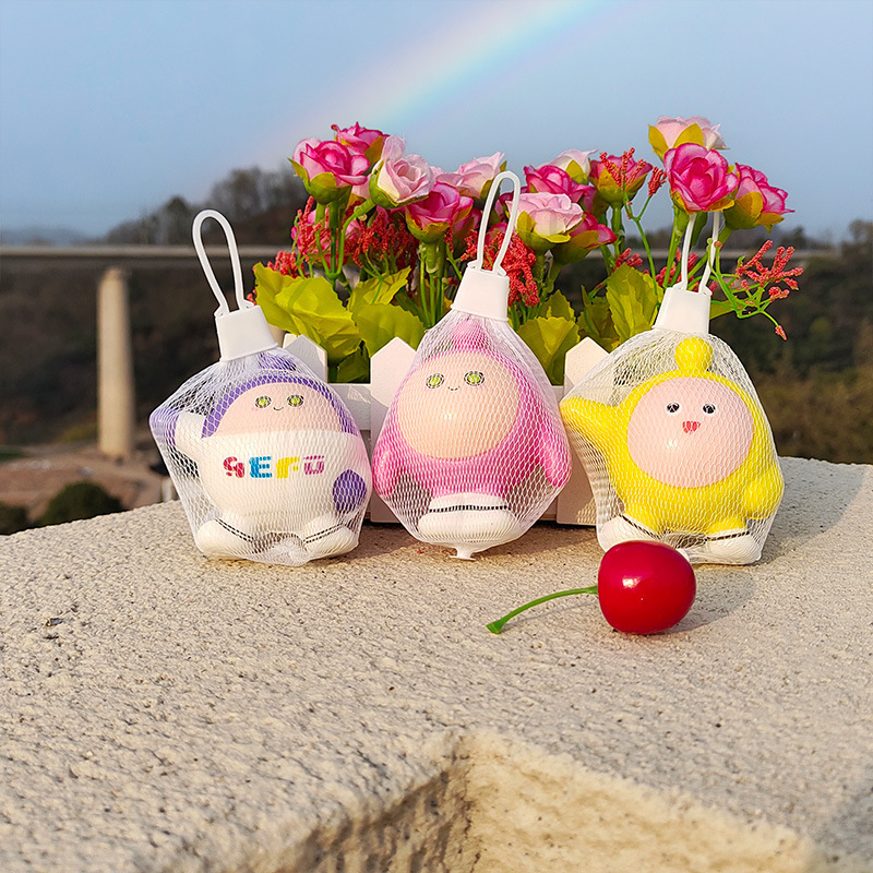 卵の子のパーティーはゆっくりと弾みます。おもちゃは減圧して神器の子供のかわいい人形の事務室の子供を発散します。|undefined