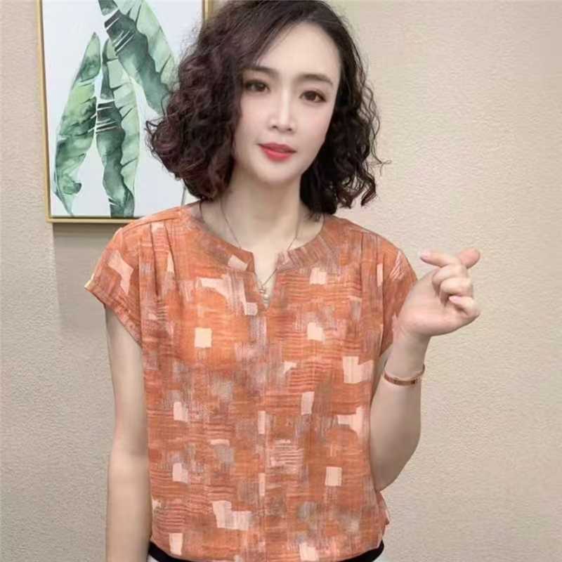 Dropshipping 2025 Summer New Stylish V-Neck Short-Sleeve Slimming Shirt for Moms, Thin Base Shirt