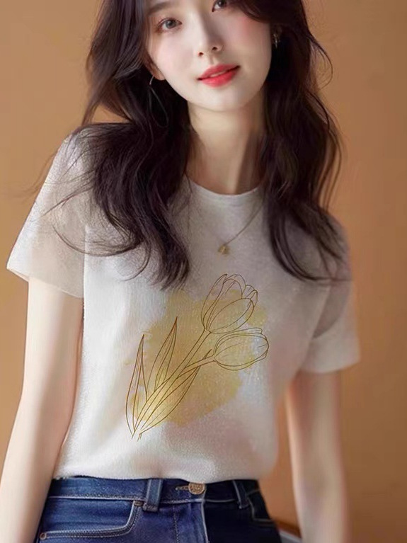 Áo thun nữ cổ tròn tay ngắn in họa tiết trắng tinh khôi — trắng