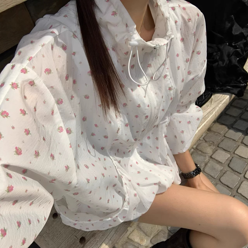 Simple, Lightweight, Breathable, Sun-Protective Hooded Shirt with Zipper Pocket Design, Korean Style Women's Top, New Spring/Summer Collection Simple, Lightweight, Breathable, Sun-Protective Hooded Shirt with Zipper Pocket Design, Korean Style Women's Top, New Spring/Summer Collection