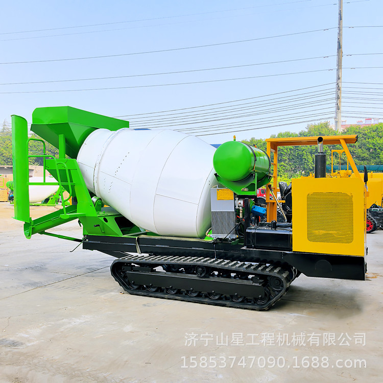 沟渠灌溉混凝土履带罐车接料搅拌一体式爬爬车隧道建设水泥运输机