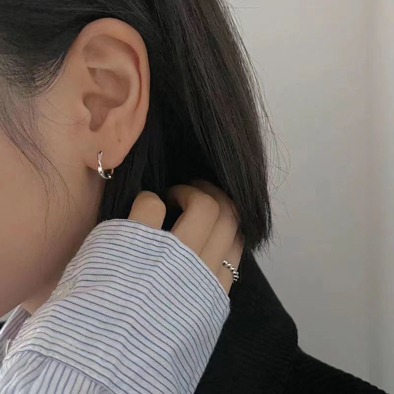 Mobius anillo de la oreja nicho femenino hebilla de la oreja no hay necesidad de recoger los pernos para dormir Corea del Sur temperamento Internet celebridad pendientes de moda