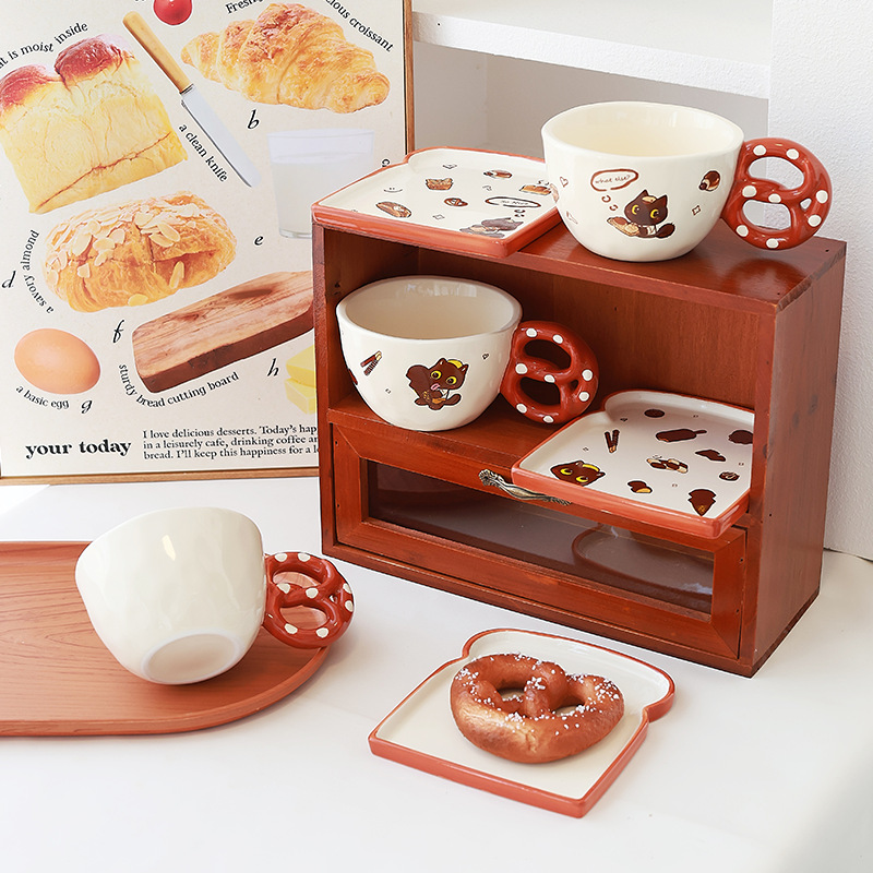 Taza de cerámica artística para tomar café en casa para niñas 2025 nueva taza y platillo de café de la serie de pan lindo