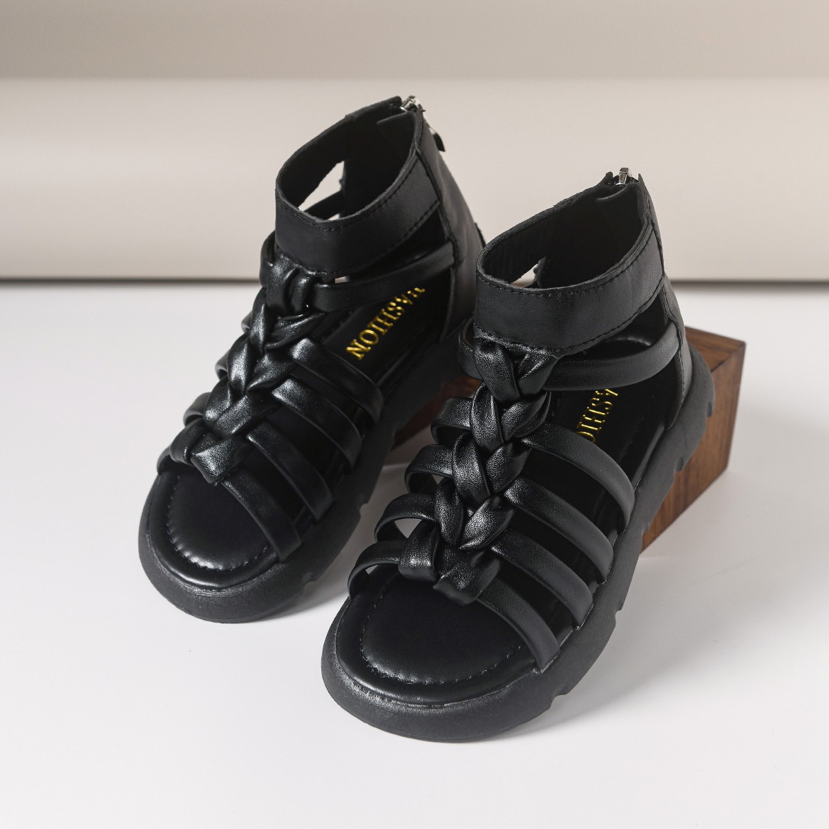 Sandálias para niñas 2026 verano nuevo estilo de moda infantil zapatos casuales versátiles niños grandes zapatos de playa zapatos romanos de tejido