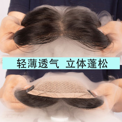 かつらの女性は針を渡して、髪を編んで、髪を直します。