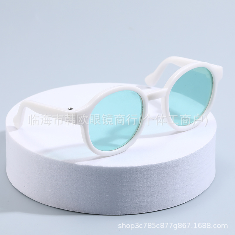 White Frame Green Sheet