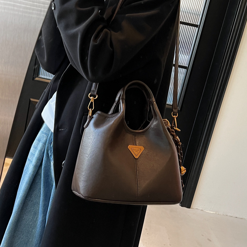 Bolsa de cubo de mano de moda casual para mujeres 2024 invierno nuevo estilo coreano retro alta sensación de moda bolso de hombro