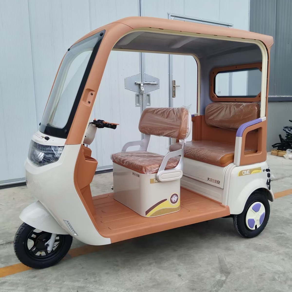 Triciclo eléctrico de cabina integrada ampliada de doble fila de asiento fuente de alta potencia fabricante puede ser licenciado con cabina triciclo doméstico
