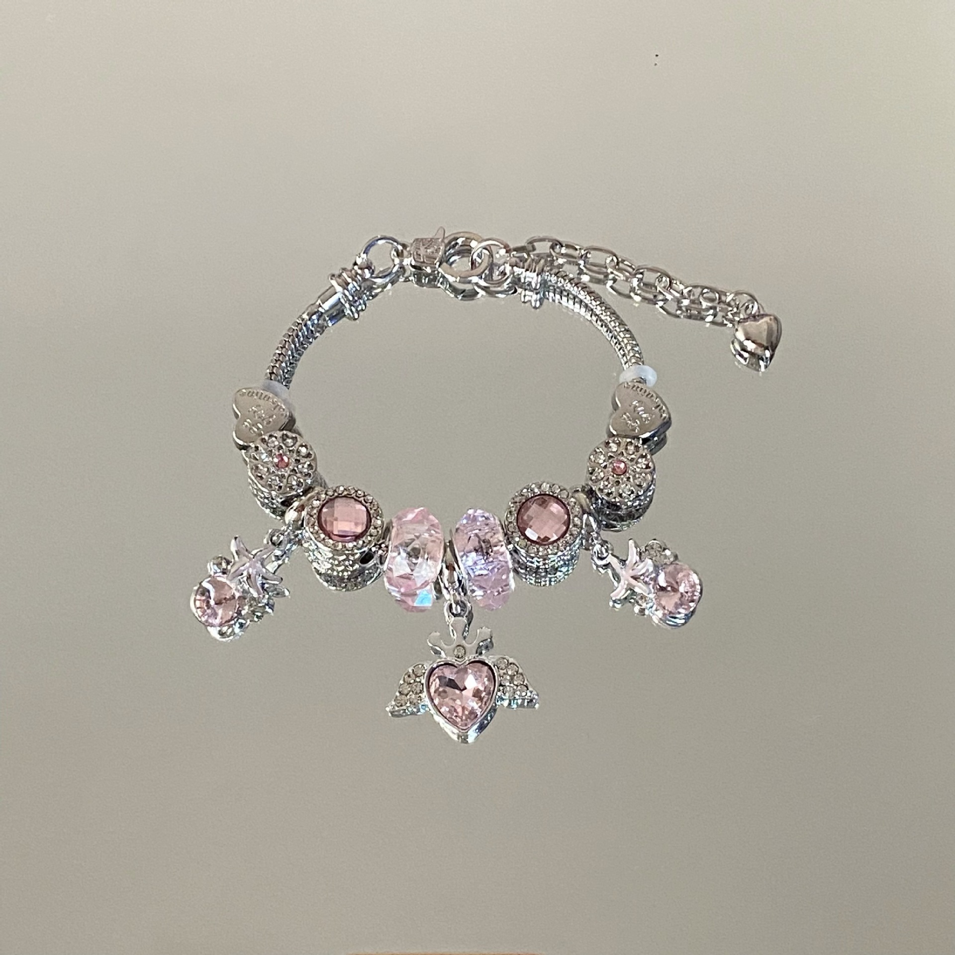 Bracciale a cuore con angelo in perle di vetro rosa e zircone_voghion.com