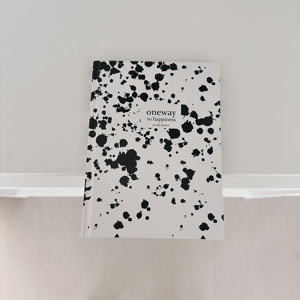 Ins風復古英語は古本の道具ノートを作って写真を撮ってノスタルジックな文芸の手帳のサンプル部屋を撮影します。