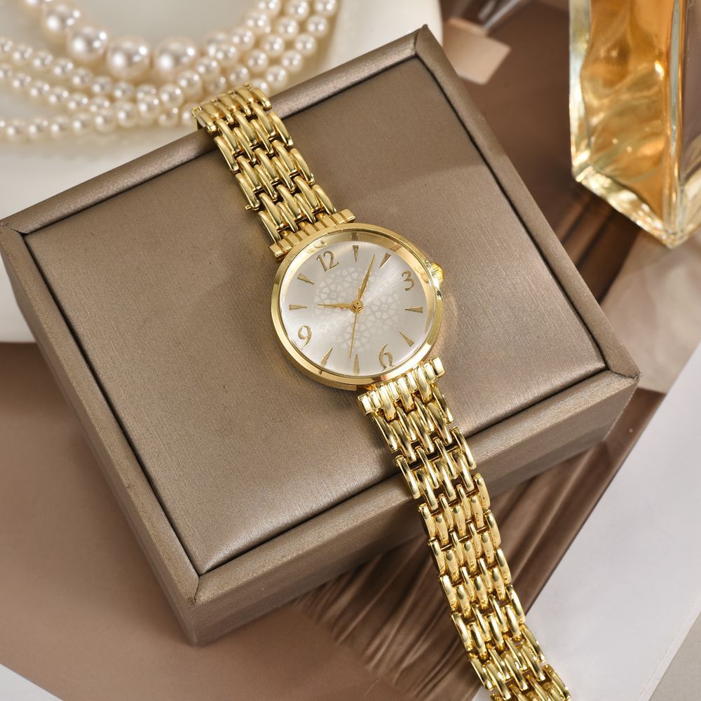 Estilo europeo y americano temperamento casual cinturón de acero cuarzo reloj para mujer moda reloj de aleación de superficie digital pulsera para mujer reloj para mujer