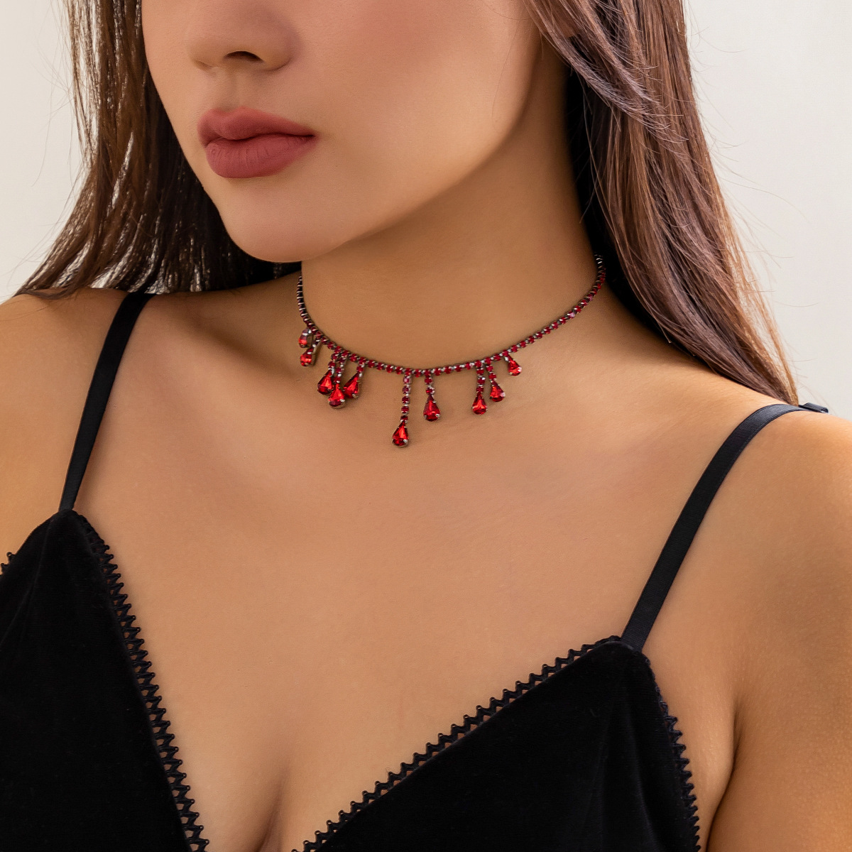 Girocollo goth con perline e frange a goccia di cristallo rosso_voghion.com