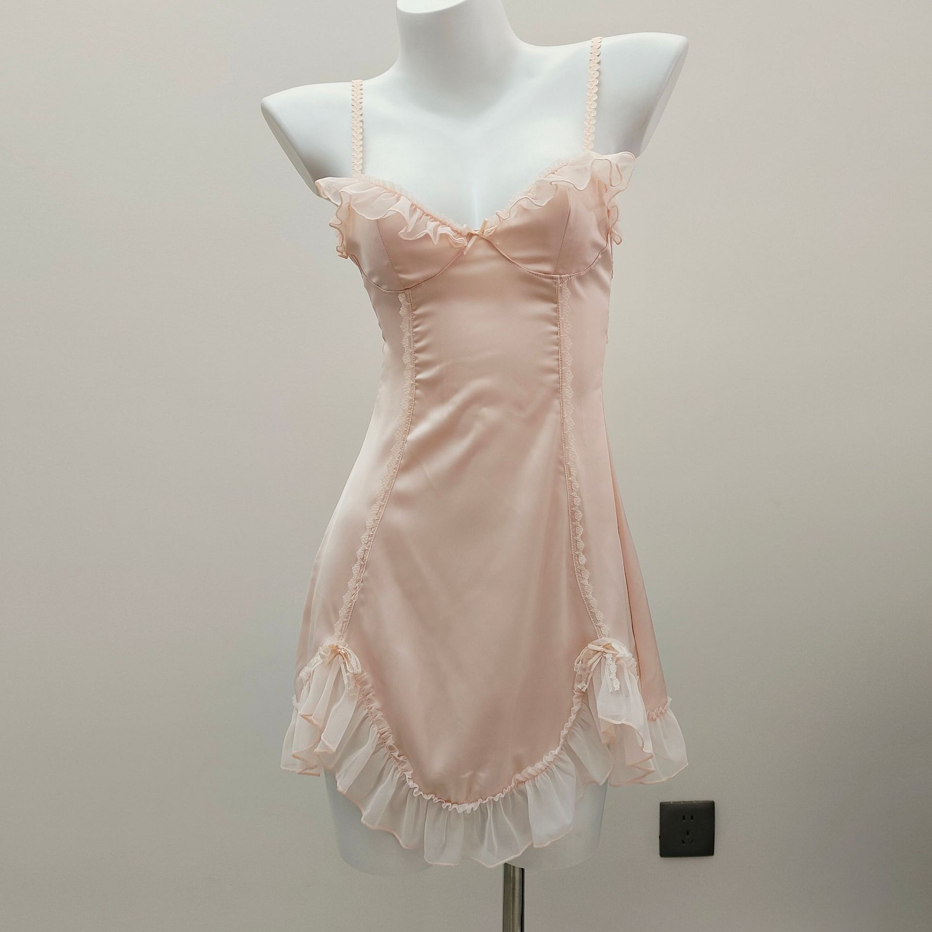 섹시한 아이스 실크 잠옷 여성용 2023 신상 순수한 매력 스타일 실크 패드 레이스 슬립 홈웨어