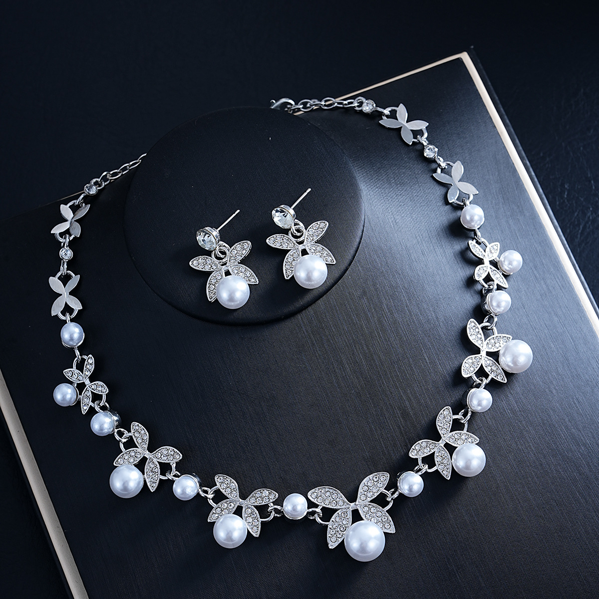 Ensemble collier et boucles d'oreilles deux pièces, collection 2026, tendance transfrontalière, orné de perles et de motifs en forme de feuille. Un bijou de luxe léger et raffiné pour femme._voghion.com
