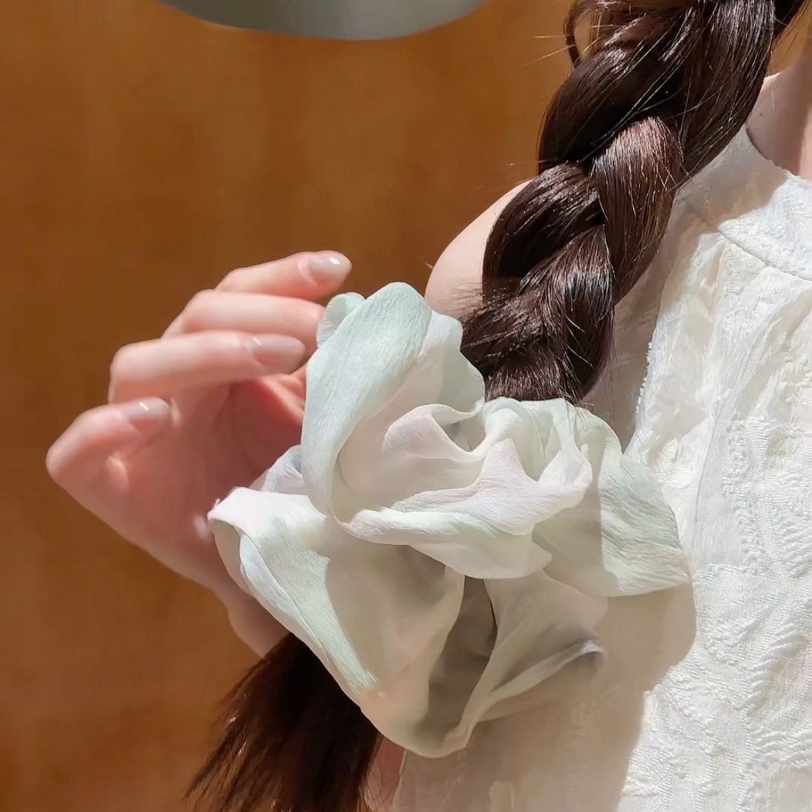 Elegante scrunchie in raso con effetto tie-dye per capelli_voghion.com