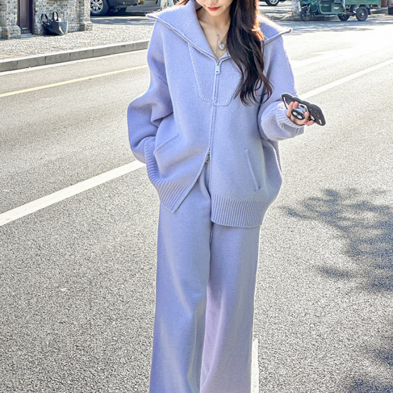 Autumn sports suit for leisure