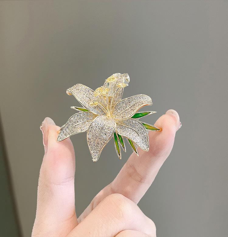 Broche de hoja de lujo con estrás para mujer elegante imperdible_voghion.com