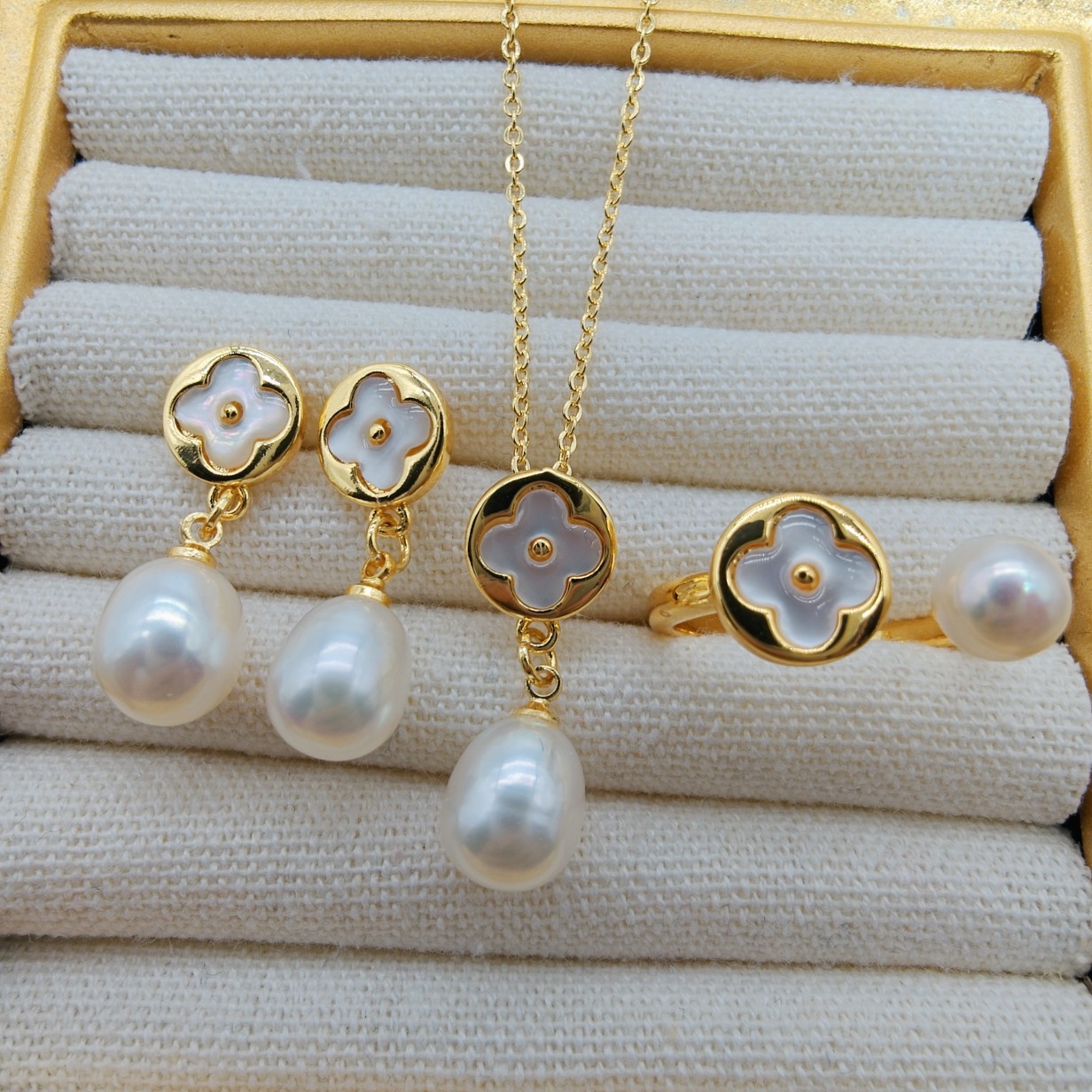 Natural Pearl Jewelry, Simple and High-End, Niche Style Earrings, Fashionable and Slimming Earrings and Pendants