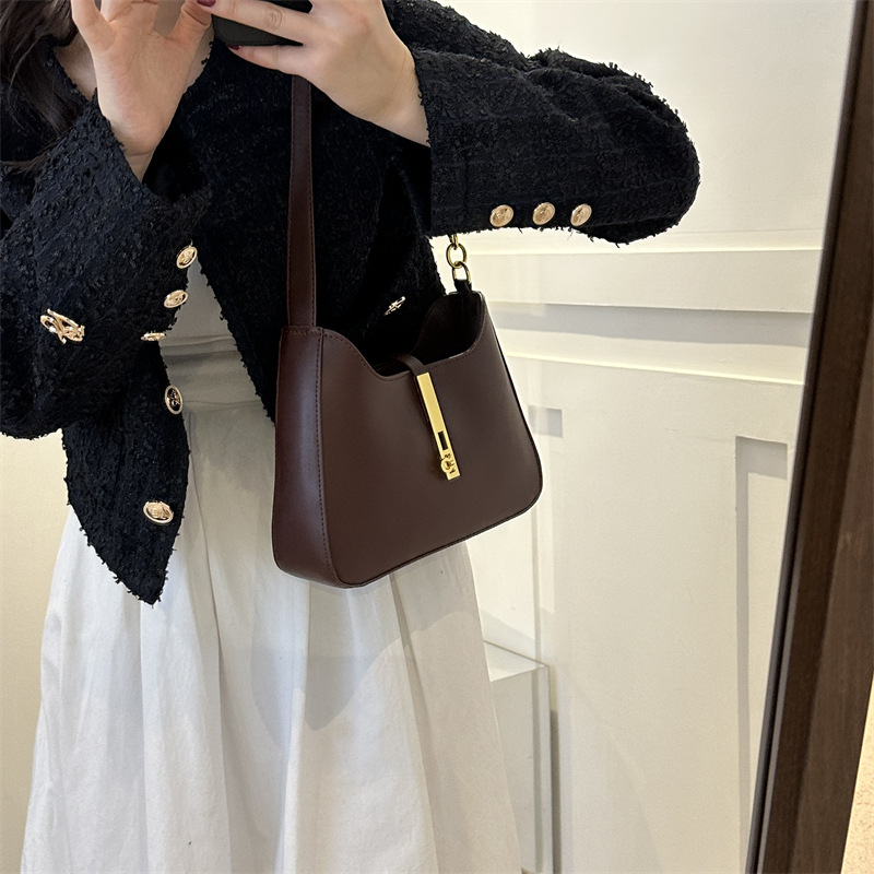 Texturerat låsspänne koreansk stil axelväska ny stil 2024 höst och vinter temperament pendlar motorcykelväska fashionabel armhåla väska_voghion.com